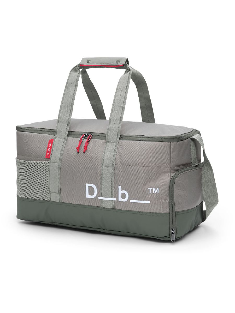 Gymbag fra Db som rommer 30 L, med masse praktiske rom 