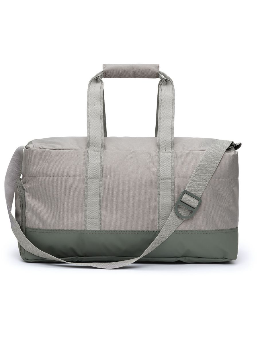 Gymbag fra Db som rommer 30 L, med masse praktiske rom 