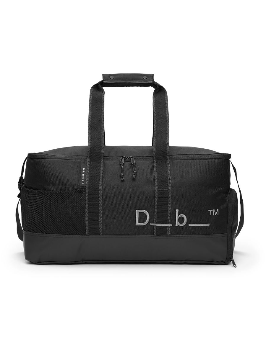 Gymbag fra Db som rommer 30 L, med masse praktiske rom 