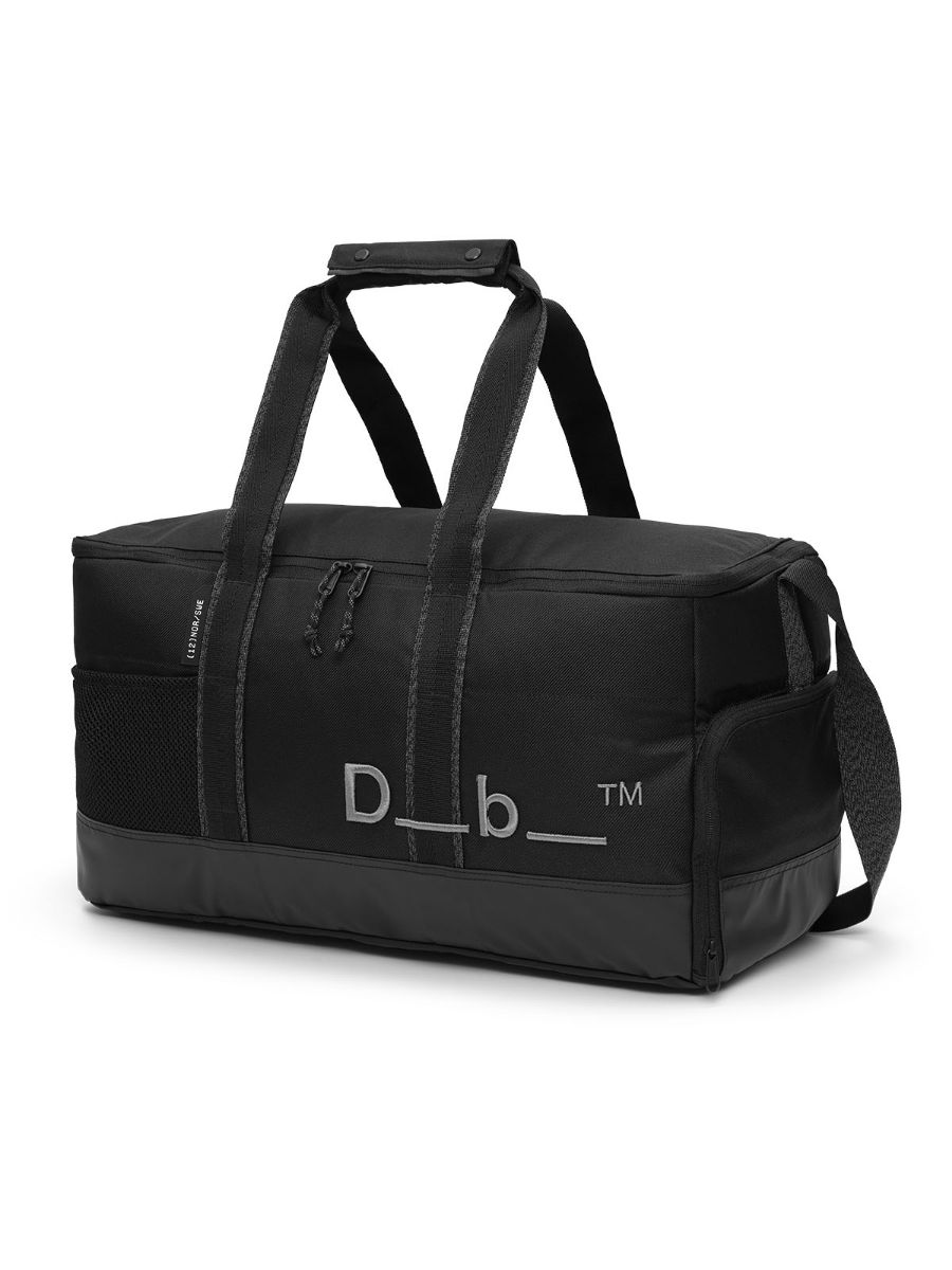Gymbag fra Db som rommer 30 L, med masse praktiske rom 