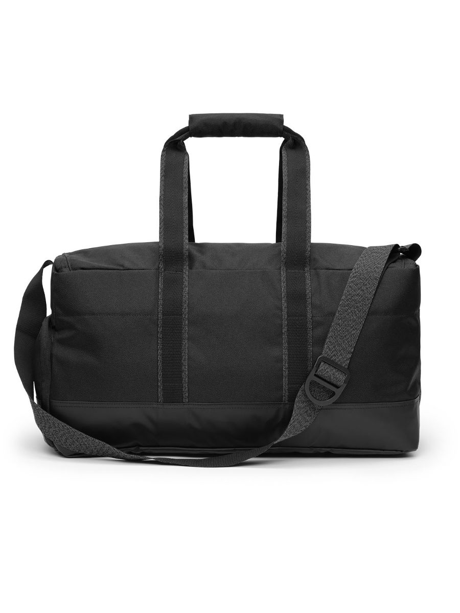 Gymbag fra Db som rommer 30 L, med masse praktiske rom 