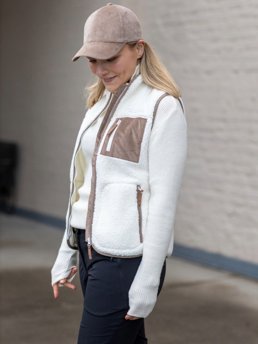 Teddyvest fra Jotunheim til dame. Hvit farge på vesten med brun brystlomme og detaljer