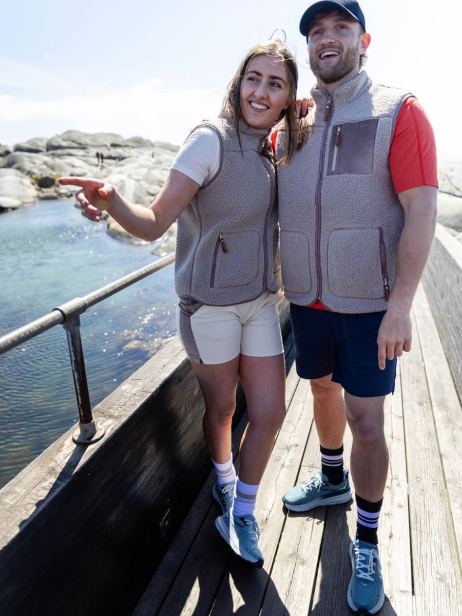 Vest til herre fra Jotunheim i beige farge med brun brystlomme og brune detaljer