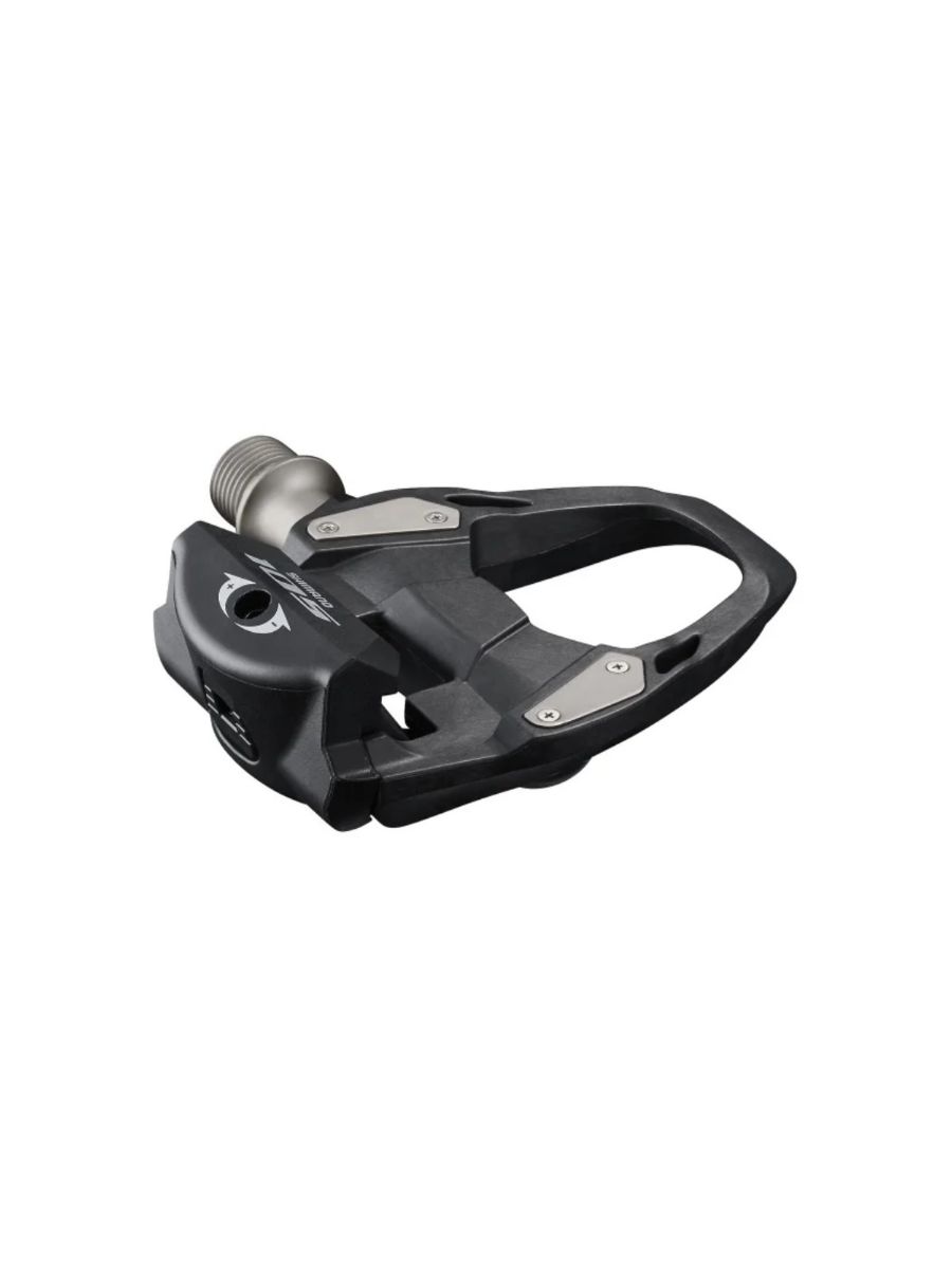 Shimano 105 PD-R700 har pedalkropp i karbonkompositt med ekstra bred plattform for en maksimal effektivitet, og med svært holdbare topp-plater i stål som reduserer fleks. 
