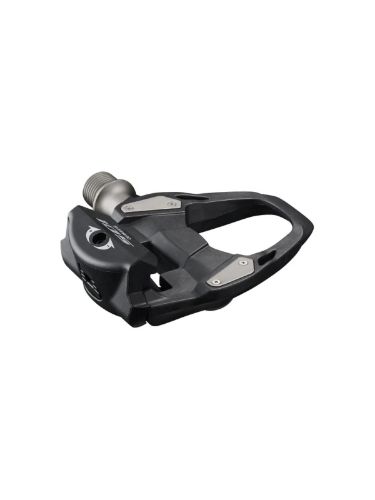 Shimano 105 PD-R700 har pedalkropp i karbonkompositt med ekstra bred plattform for en maksimal effektivitet, og med svært holdbare topp-plater i stål som reduserer fleks. 