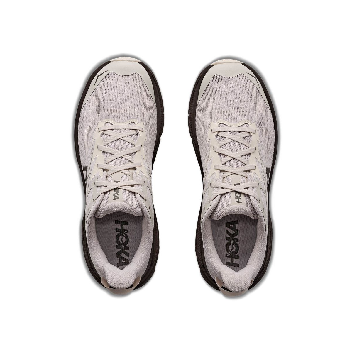 Allsidig og komfortabel terrengsko fra Hoka til herre. Challenger 8 i fargen River Rock Grey Cast Iron