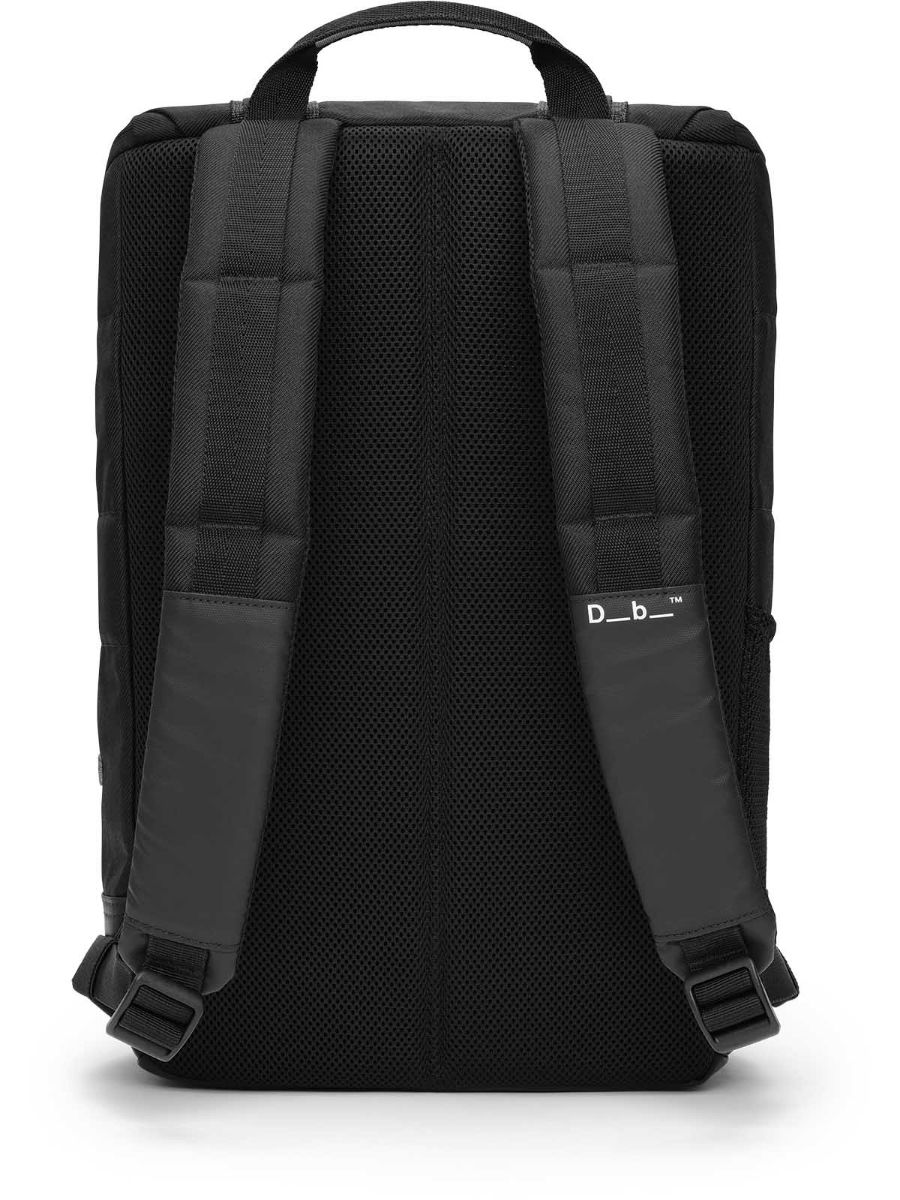 Ryggsekk fra Db i fargen Black out som rommer 25 L