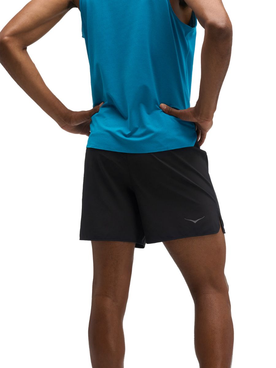 Treningsshorts til herre fra Hoka med tights. Komfortabel og lett