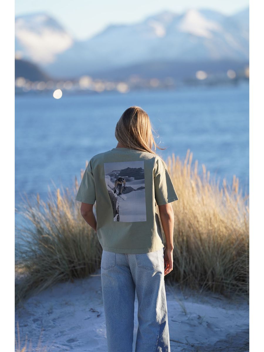 Kul og avslappet t-skjorte til dame og herre med print på ryggen