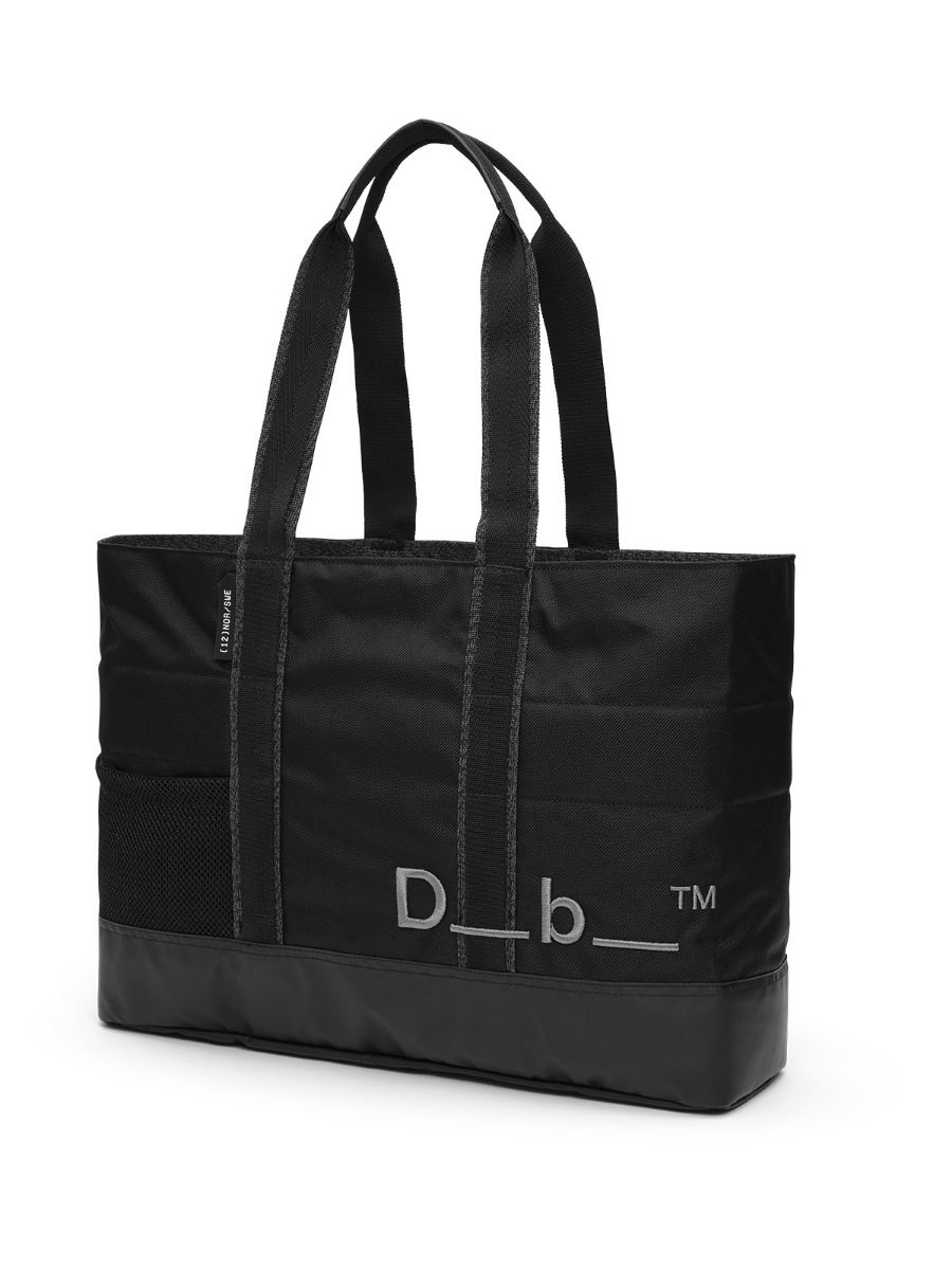 Totebag fra Db som rommer 20 L i fargen Black Out