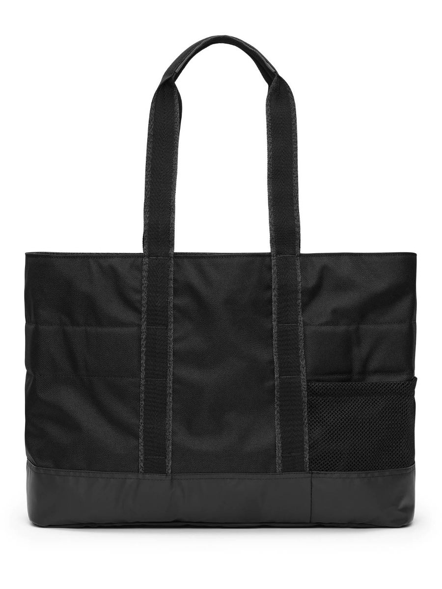 Totebag fra Db som rommer 20 L i fargen Black Out