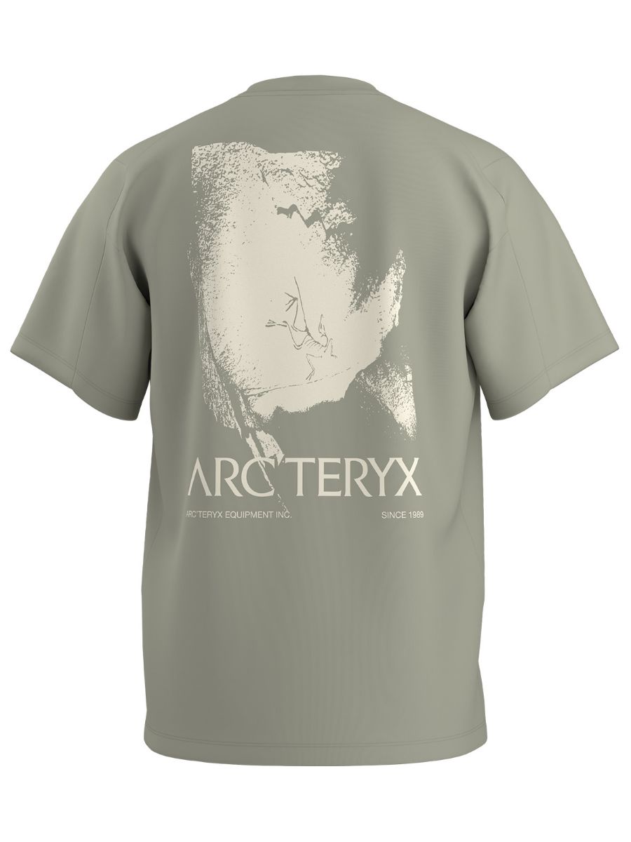 T-skjorte til herre i bomull fra Arcteryx med trykk på ryggen