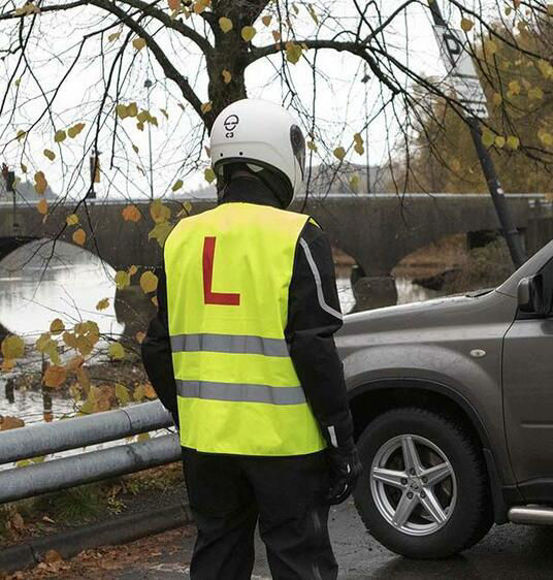 Bilde av Refleksvest med rød L for øvelseskjøring