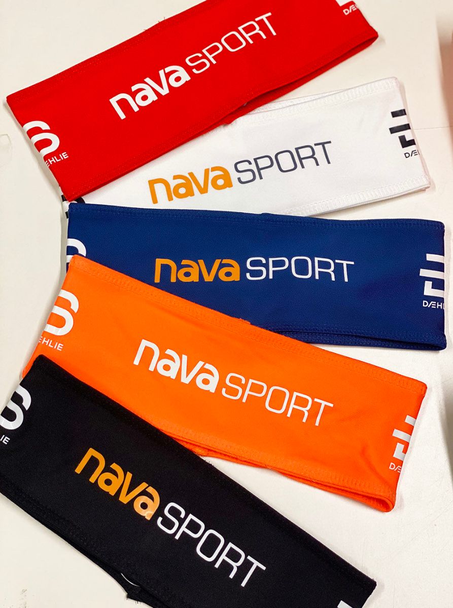 Bilde av Dælie Headband polyknit Nava Sport Logo White