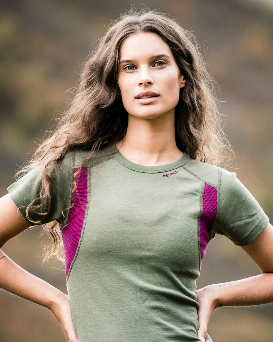 Bilde av Devold  Hiking Woman T-Shirt 404B LICHEN/BEETROT