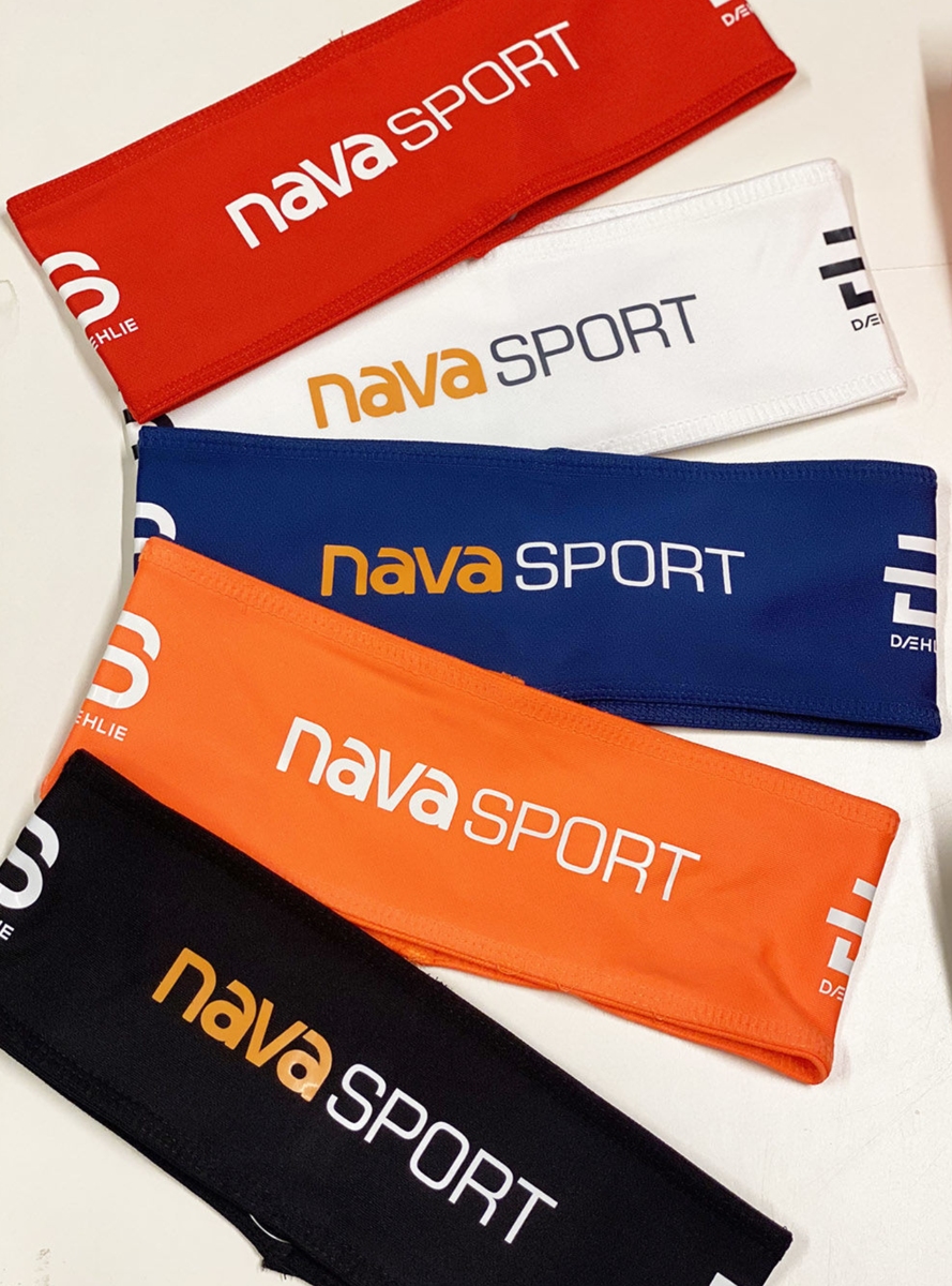 Bilde av Dælie Headband polyknit Nava Sport Logo BLÅ