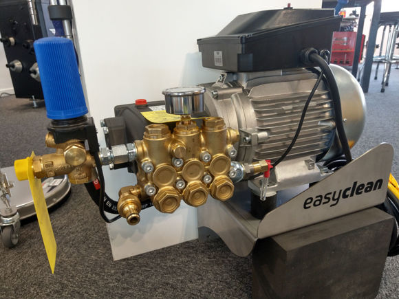 Bilde av Easy Clean Høytrykksvasker Stasjonær Kaldtvann Motorpump med deksel og tilbehør 200 Bar.21 Ltr. 230/ 400 Volt 3-fas